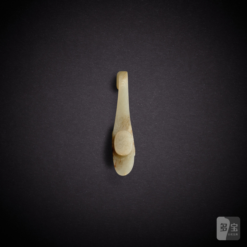 A pale celadon jade 'chilong' belt hook, Han dynasty | 漢 青白玉螭龍紋帶鉤 - 图2